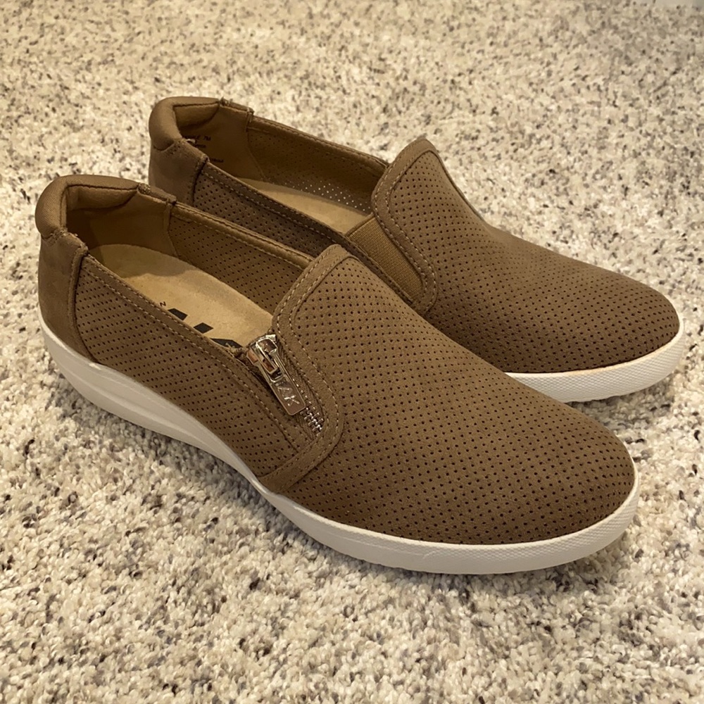 Anne Klein Sport Yale AK brown taupe wedge sneakers 7
